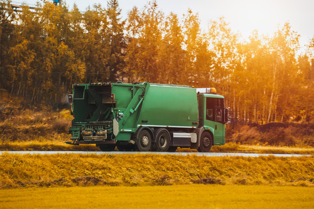 Recycling-Lkw-Fahrten auf der Straße in den Vororten Mülltransporter Konzept der Müllsortierung für eine bessere nachhaltige Zukunft